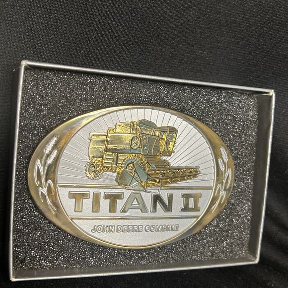 VINTAGE 1985 **JOHN DEERE** TITAN II COMBINE TRACTOR BELT BUCKLE (Never Worn) - Picture 3 of 9